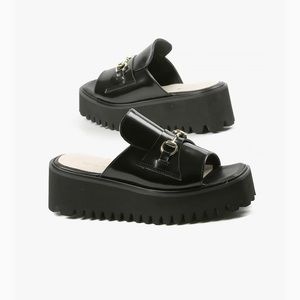 ‘All black’ link flatform sandal